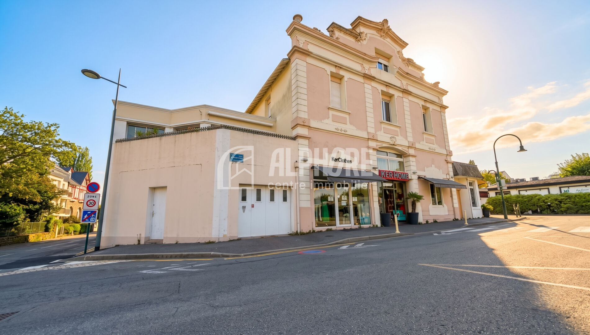 Local commercial 7 pièces 268 m² · au Pouliguen · 267,5 m² · 595 650 €